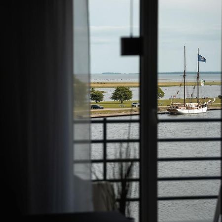 Oe Seaside Suites & Spa Курессааре Экстерьер фото