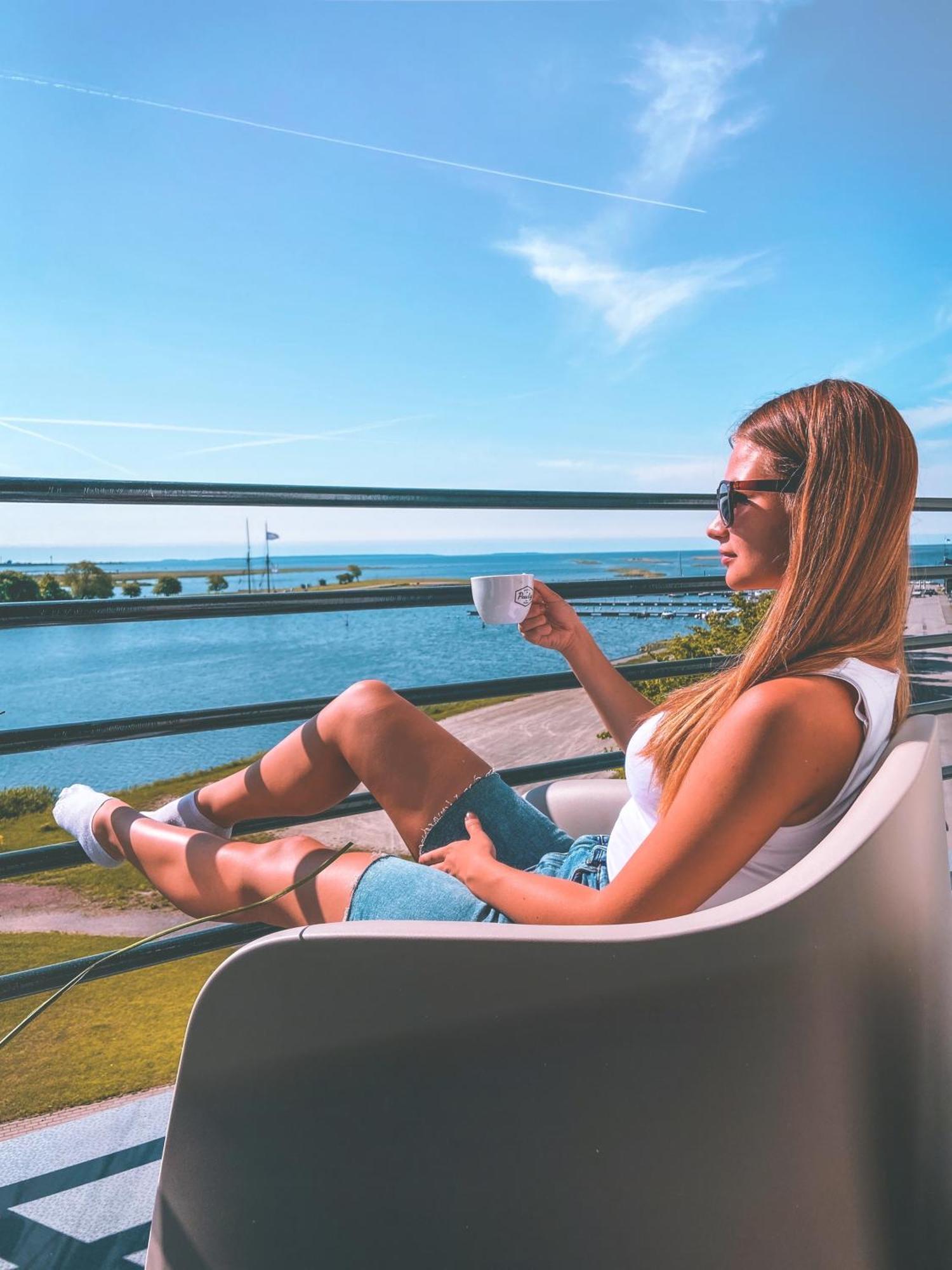 Oe Seaside Suites & Spa Курессааре Экстерьер фото